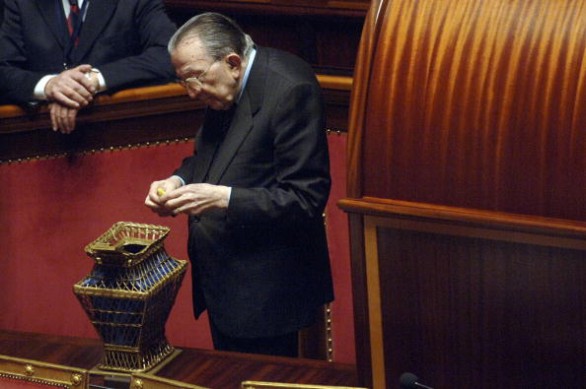 Giulio Andreotti, politico e prolifico autore di libri, è morto Giulio Andreotti, politico e prolifico autore di libri, è morto