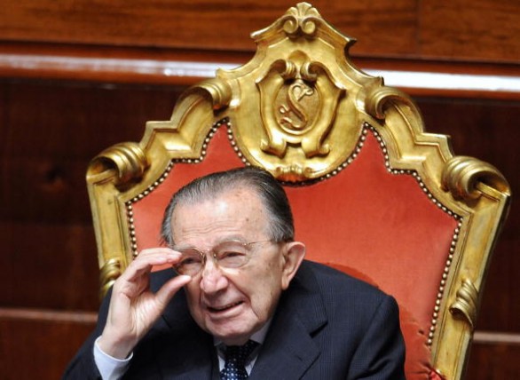 Giulio Andreotti, politico e prolifico autore di libri, è morto Giulio Andreotti, politico e prolifico autore di libri, è morto