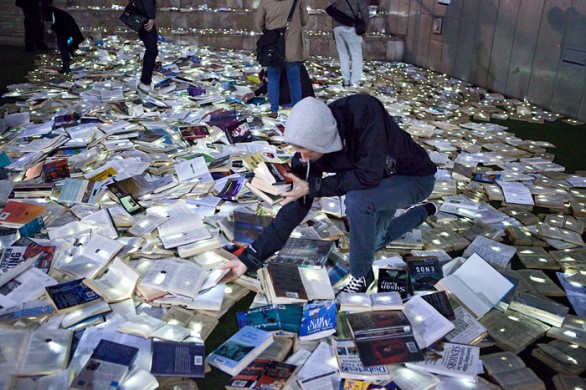 Literature vs Traffic: un fiume di libri luminosi invade le strade di Melbourne